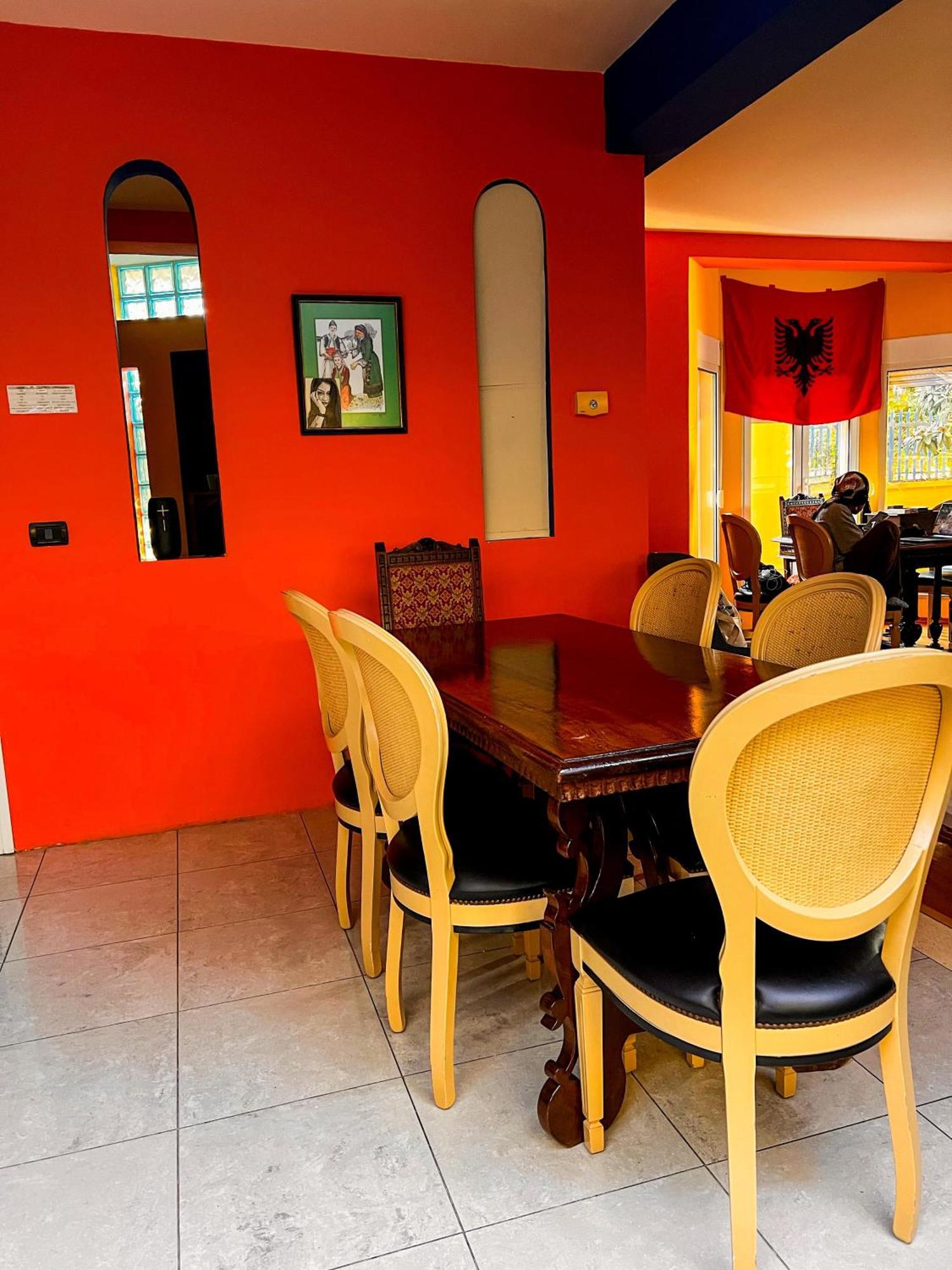 Blue Door Hostel تيرانا المظهر الخارجي الصورة