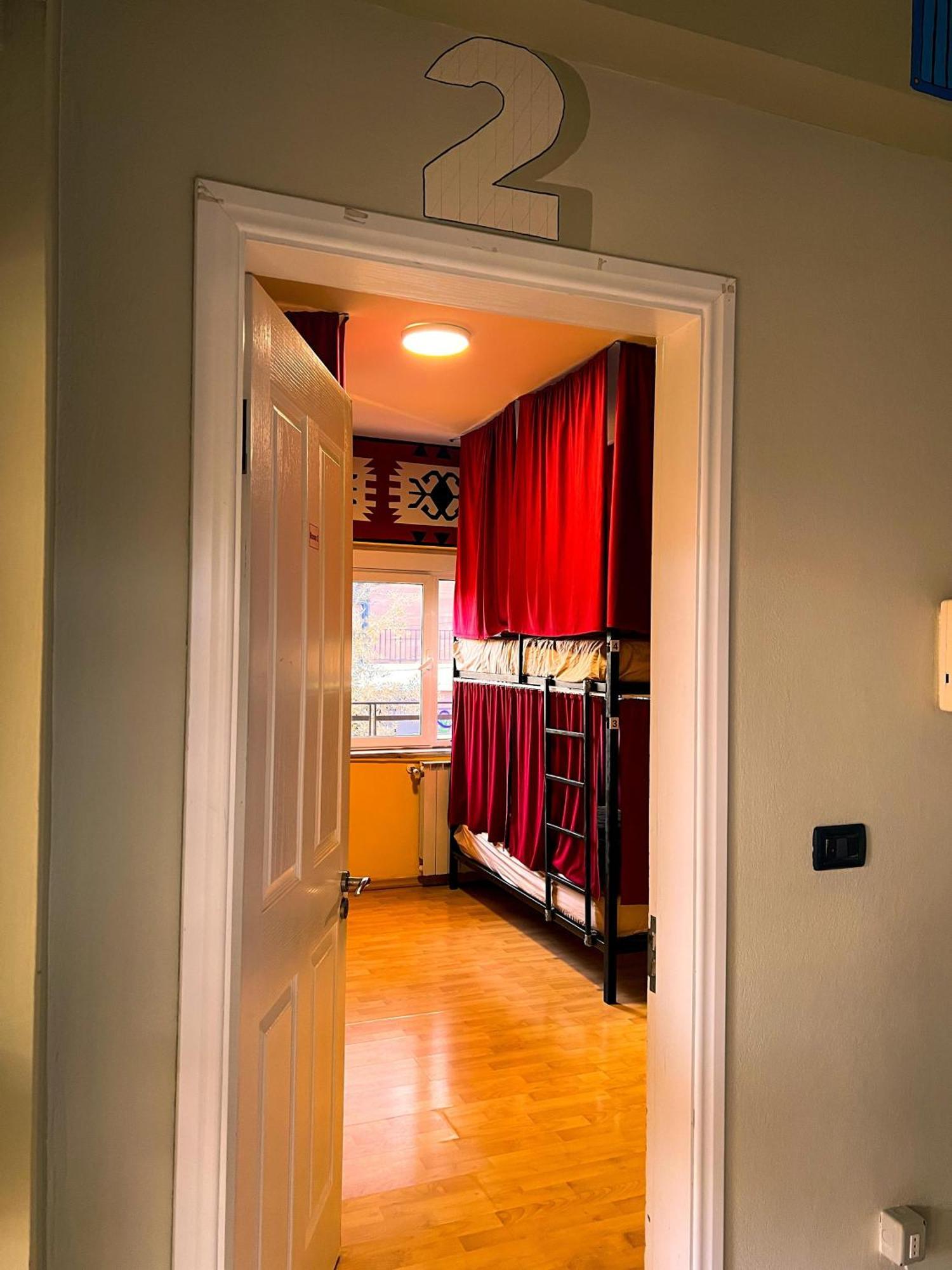 Blue Door Hostel تيرانا المظهر الخارجي الصورة
